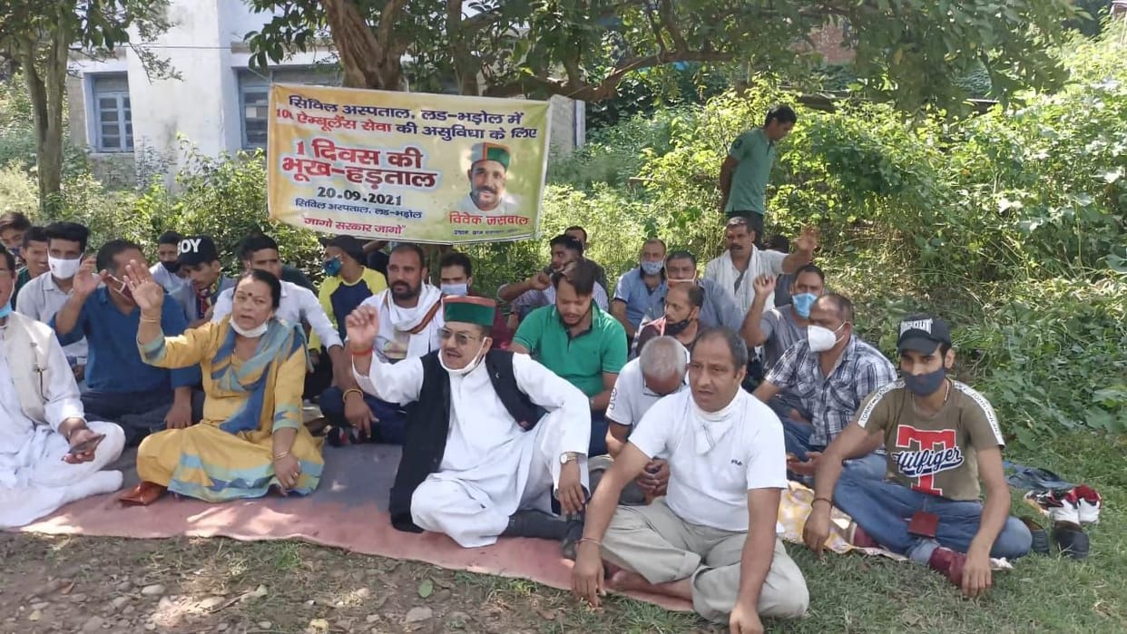youth congress protese for lack of ambulance facility in Ladbhadol Hospital