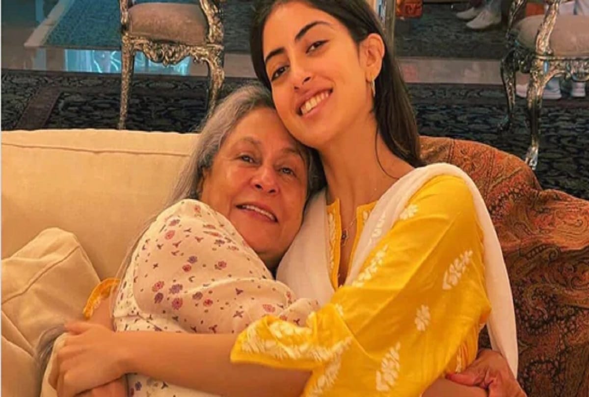 Navya shares pic with Jaya fan wants to know if chairs behind them are silver