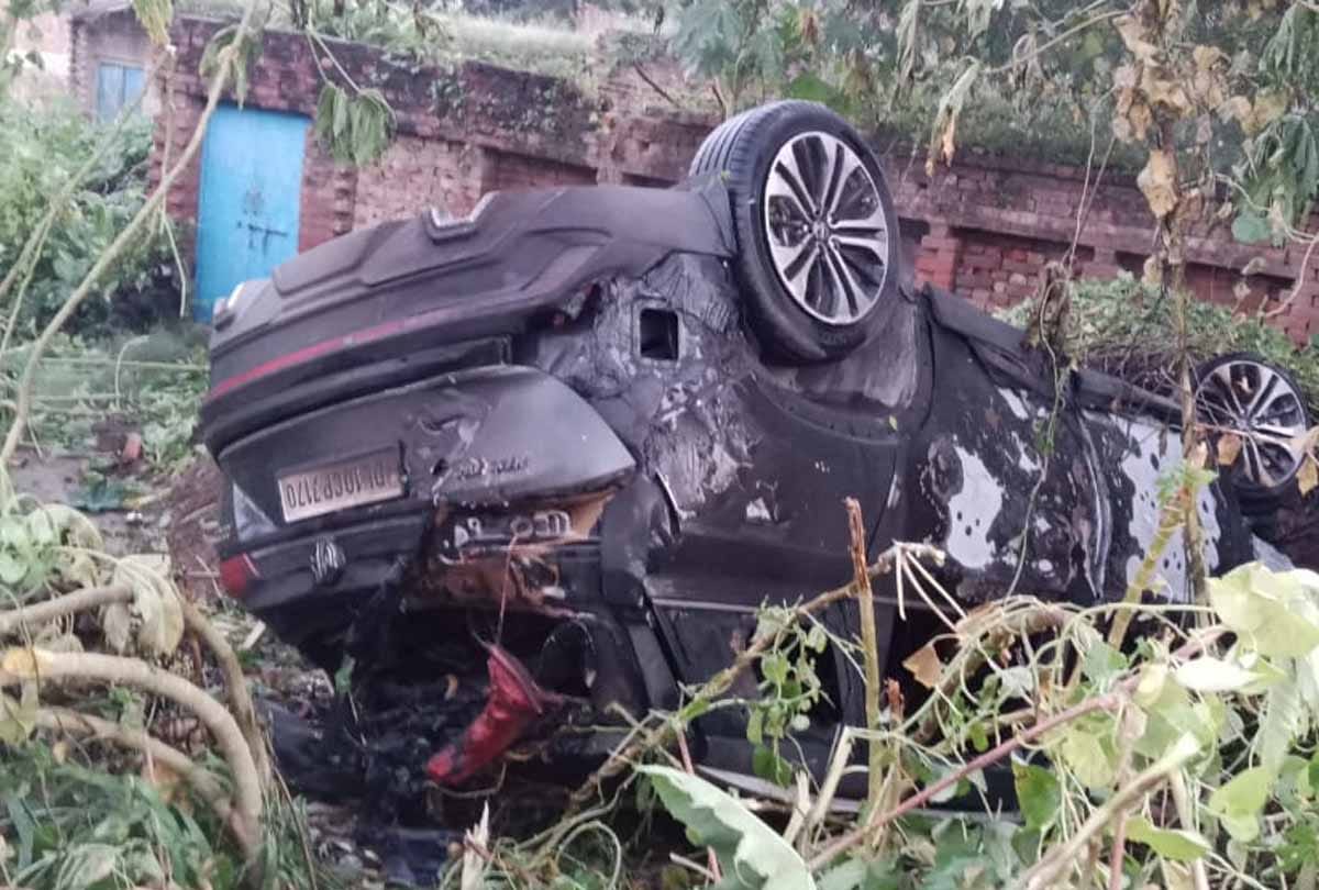 Auraiya: car overturned uncontrollably after hitting the vegetable vendor, painful death