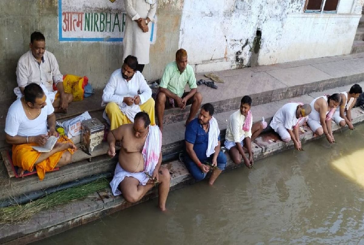 Pitru Paksha 2021 Brahmins performed shradh at Yamuna Ghat in Vrindavan