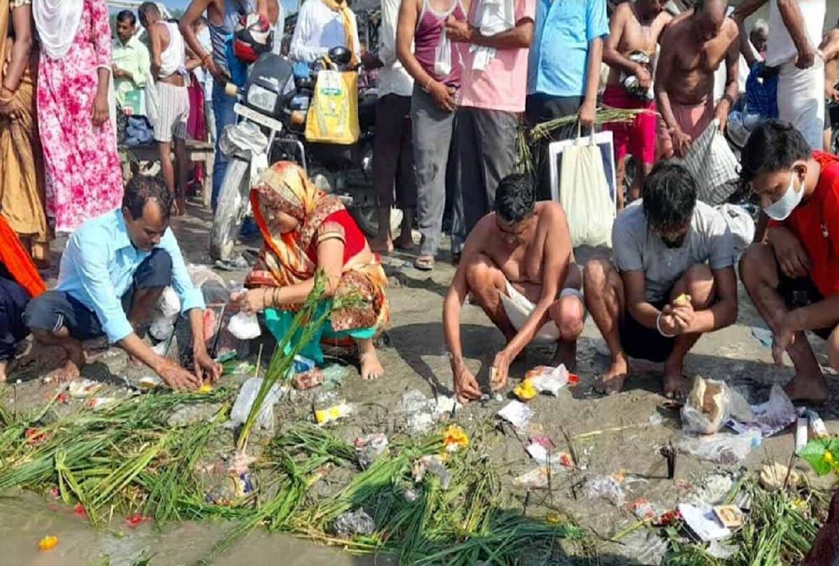 Pitru Paksha 2021 Shradh Tarpan Vidhi Method: Devotees performed shradh at Ganga Ghat in Kasganj