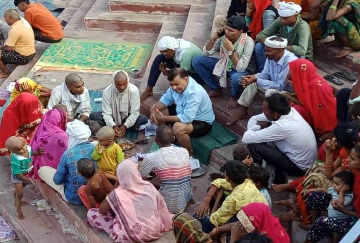 Pitru Paksha 2021 Shradh Tarpan Vidhi Method: Devotees performed shradh at Ganga Ghat in Kasganj