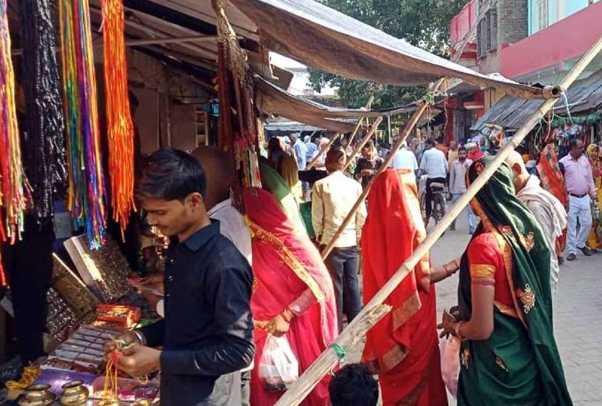 Pitru Paksha 2021 Shradh Tarpan Vidhi Method: Devotees performed shradh at Ganga Ghat in Kasganj
