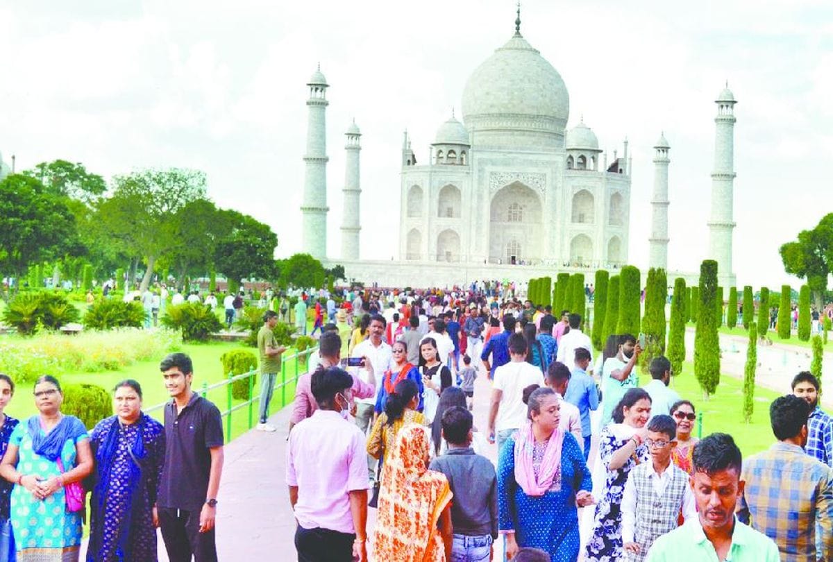 Huge Croud Reached At Taj Mahal At Sunday