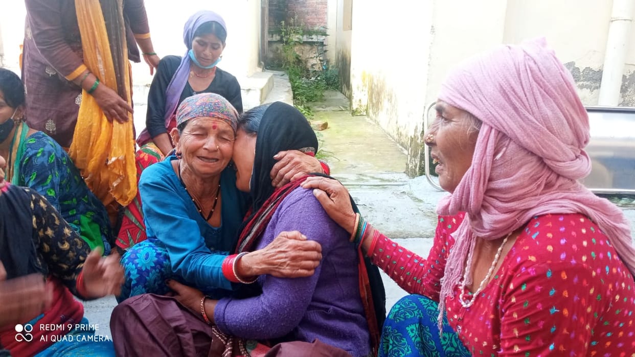 uttarakhand news : woman dies after delivery in uttarkashi, villagers protest outside hospital