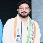 बाबुल सुप्रियो (मध्य में)