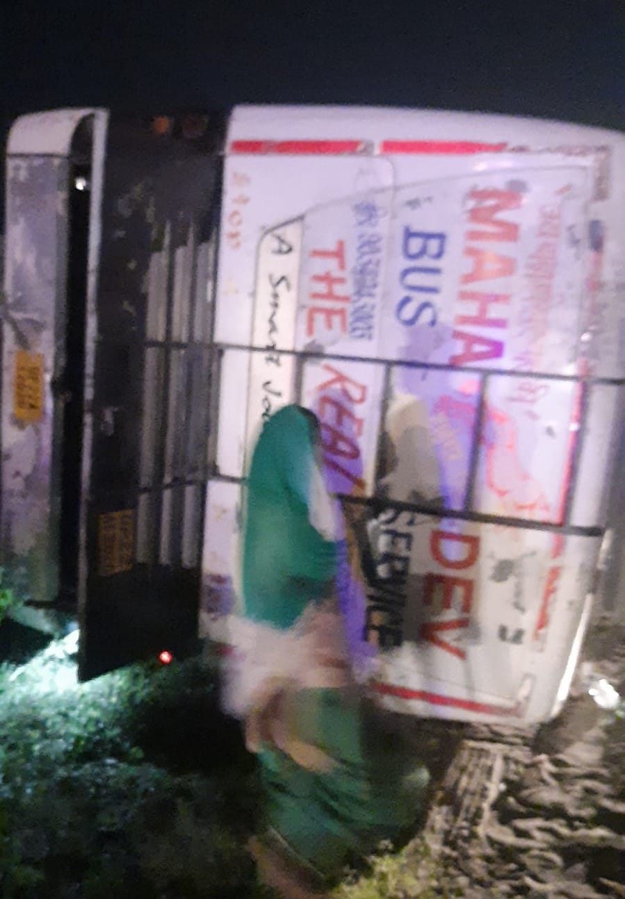 Bus overturned on highway after colliding with divider, 11 passengers injured, Yamunanagar
