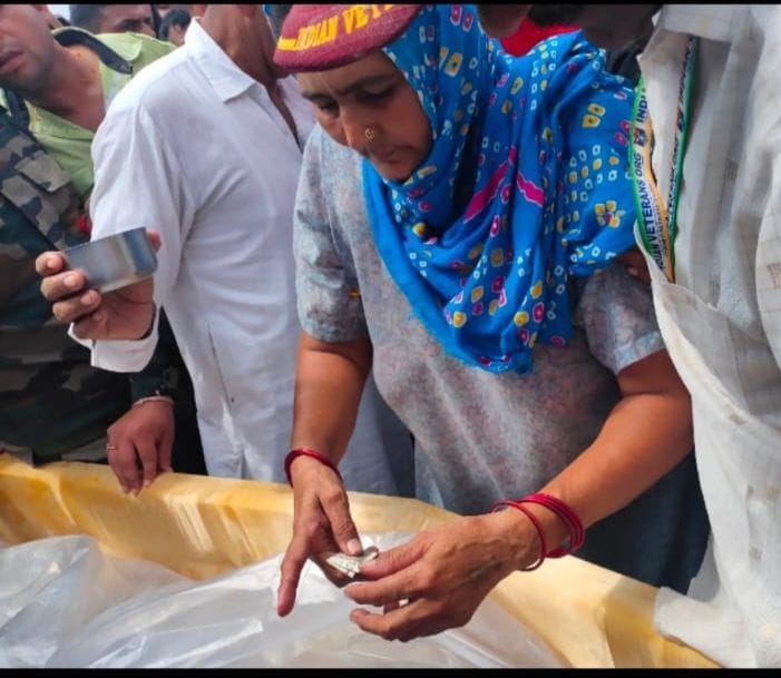 Putting 500 rupees and silver coin on the dead body of the martyr, the mother said - son this is for you, I am proud of you