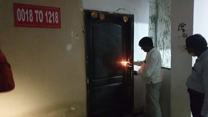 सेक्टर-75 में सील किया गया आफिस ।