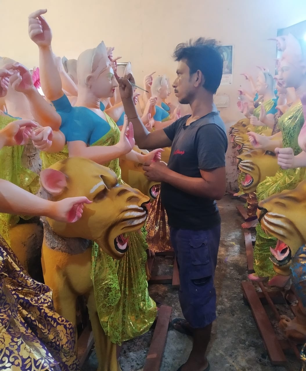 durga pandal preparing