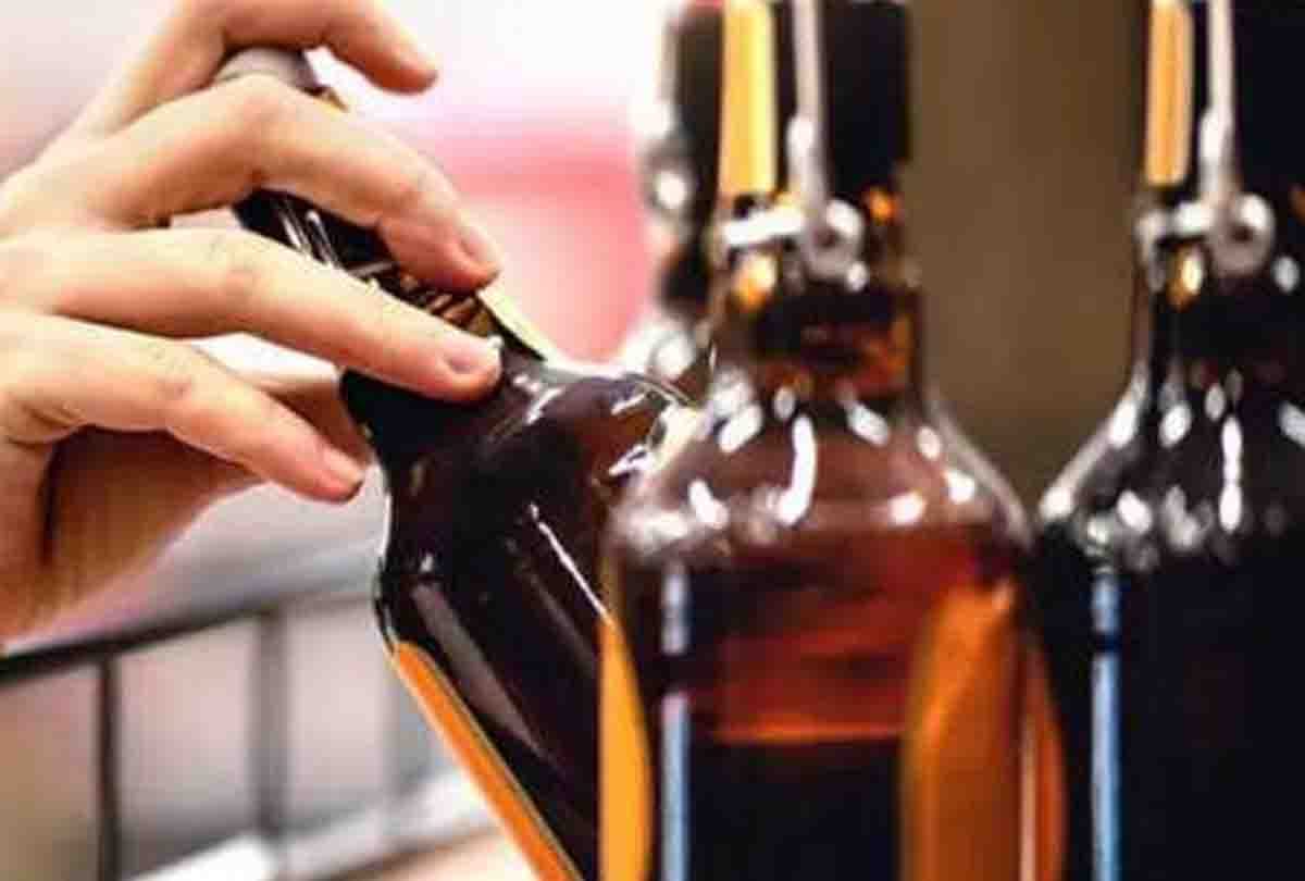 Kanpur Police Constable Stole in Liquor Shop Video Viral