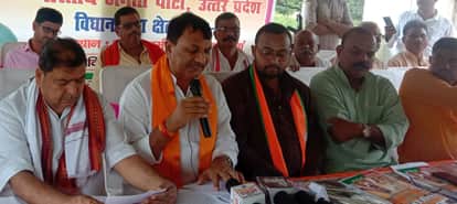 गोंडा के मसकनवा में प्रेस वार्ता करते विधायक प्रभात वर्मा।