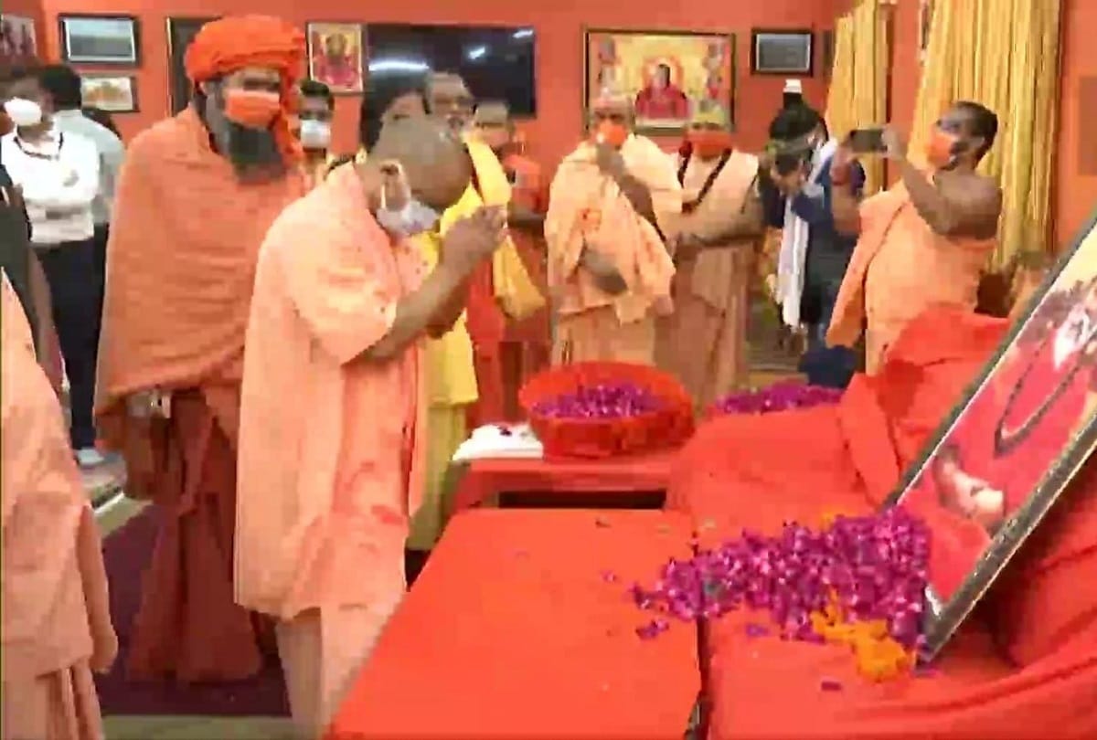 Narendra Giri Death Case: CM Yogi Adityanath reached Prayagraj and paid tribute to the Akhara Parishad President, said - the incident will be exposed