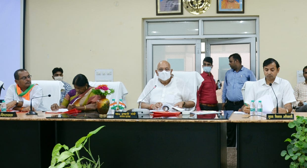 etawah news,Golden cards are being made at a slow pace, the minister in charge angry