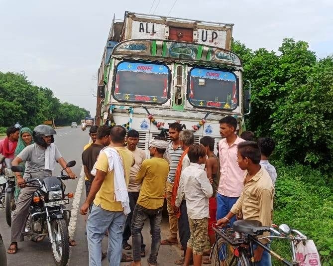 Hathras: Two injured including a girl riding a bicycle due to a collision with a truck