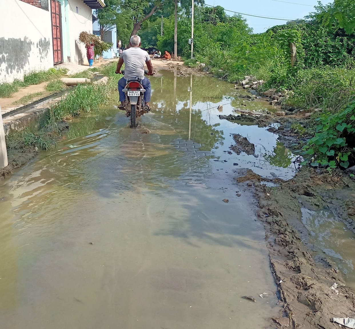 Villagers upset due to waterlogging in the main road of Chirwadi