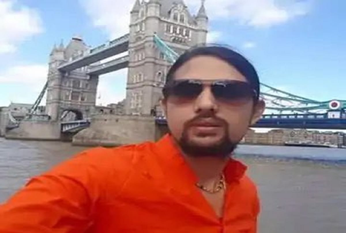 Mahant Narendra Giri Shishya Anand Giri Lifestyle photos and controversy see latest updates and pictures