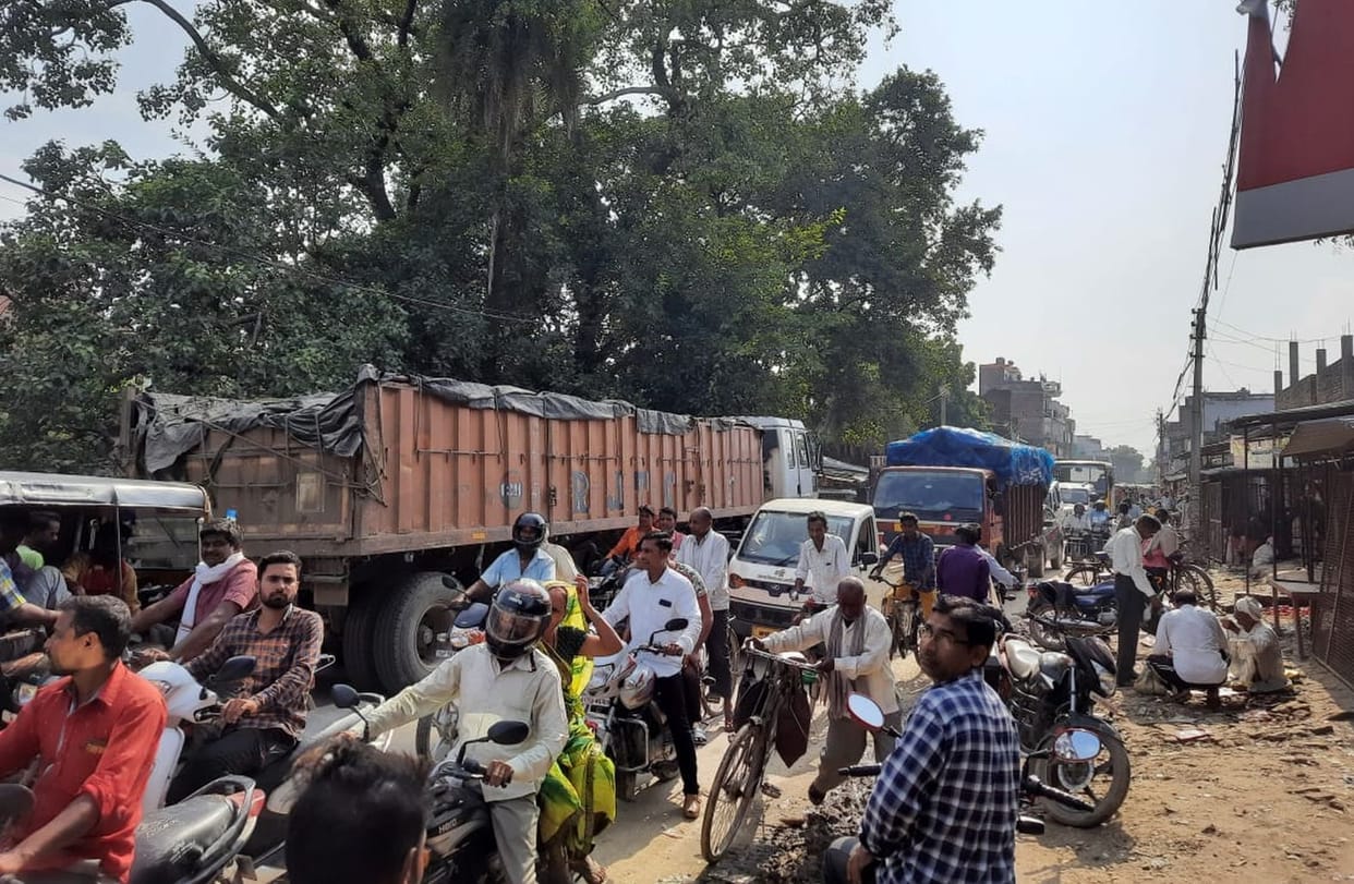 The truck sunk in the bad road, one km. long jam