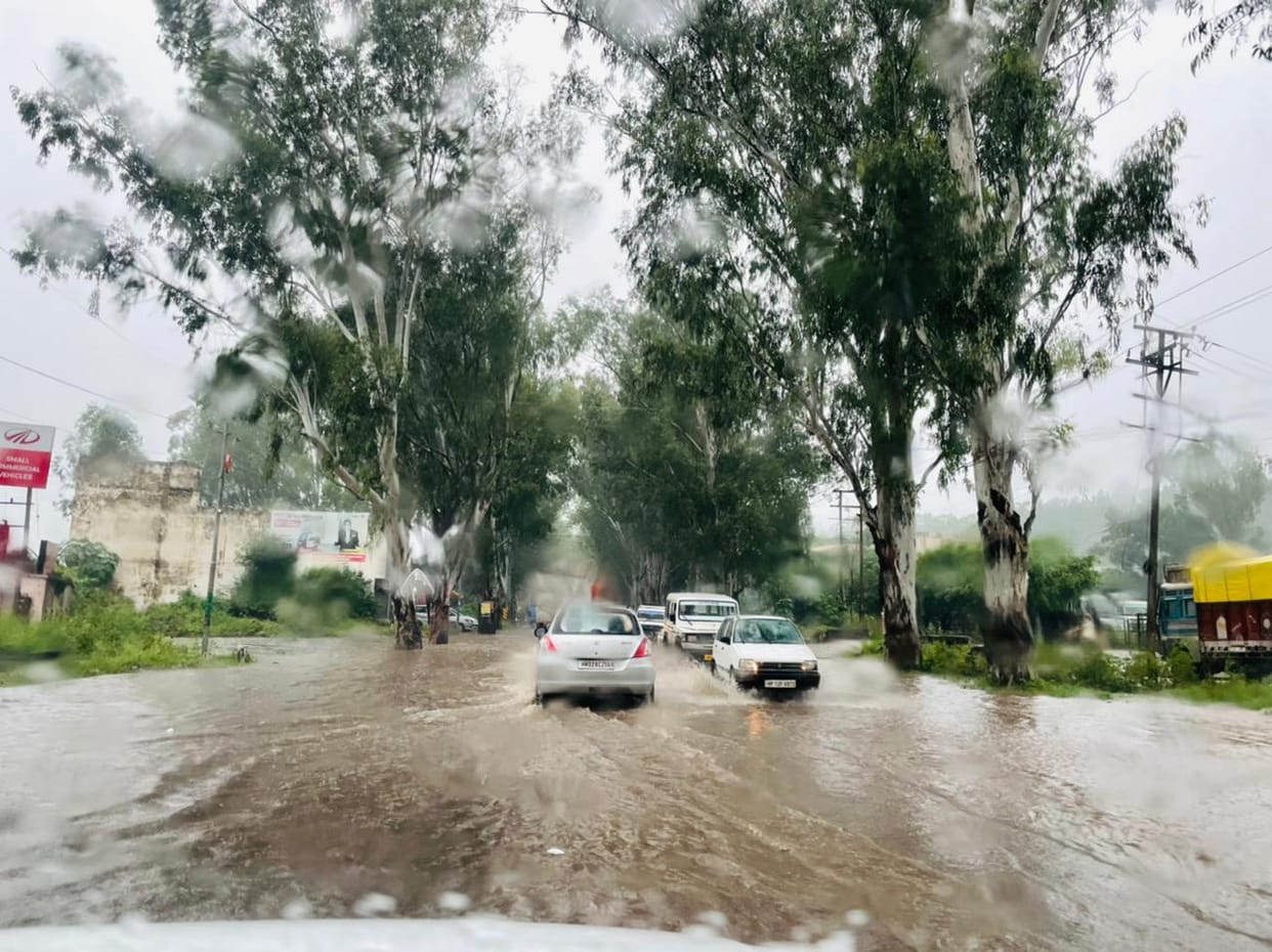 Roads become ponds due to rain, it is difficult to walk
