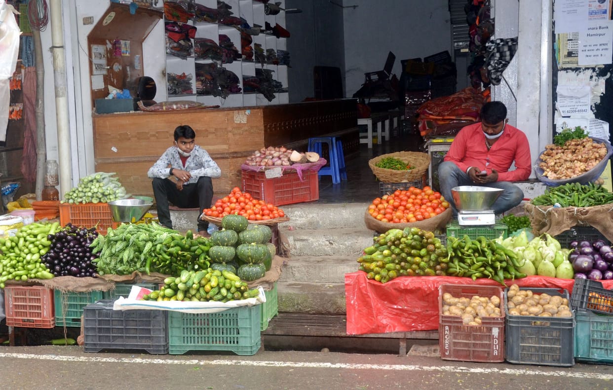 Many shopkeepers of the city removed the rate list of food items