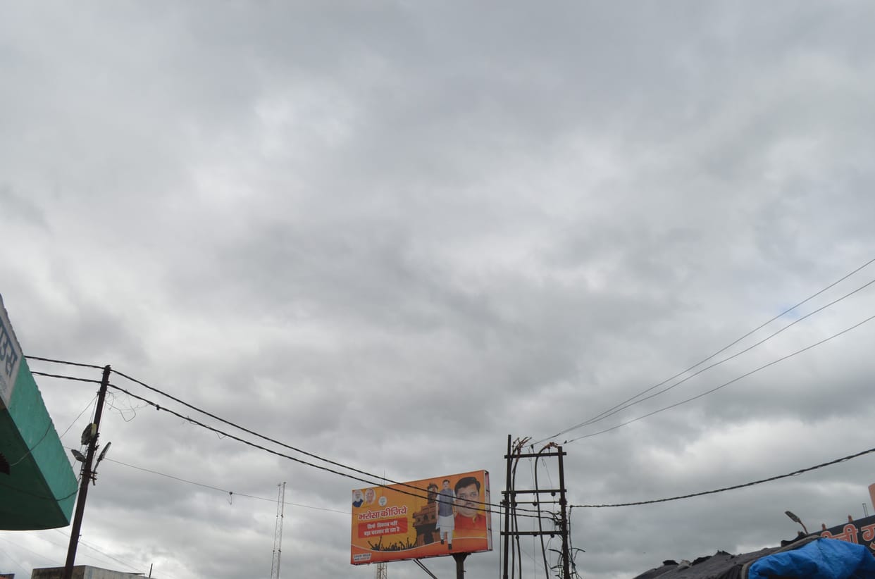 Hathras: Weather took a turn, it rained with strong winds