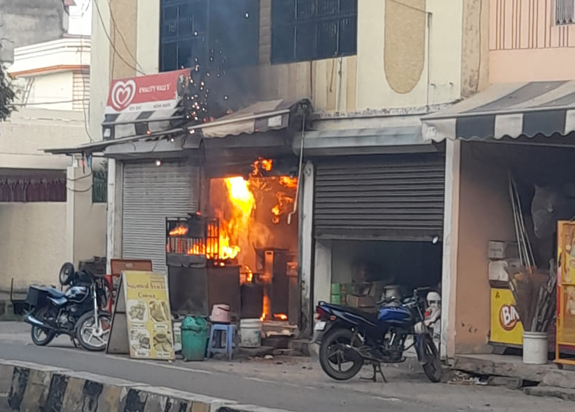 Leakage cylinder caught fire in Sweets Corner