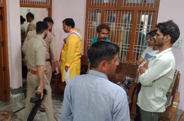 Hathras: Thieves stole jewelery and cash worth lakhs by entering the house