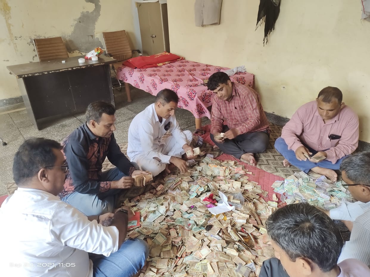 19 lakh 38 thousand 630 rupees were offered in 12 donation boxes