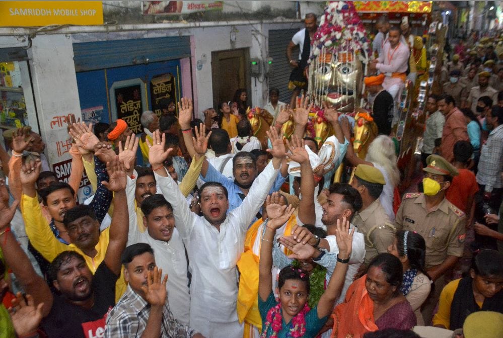 royal wedding procession of Baba Laat bhairav came out in varanasi queue of devotees on way banaras tradition