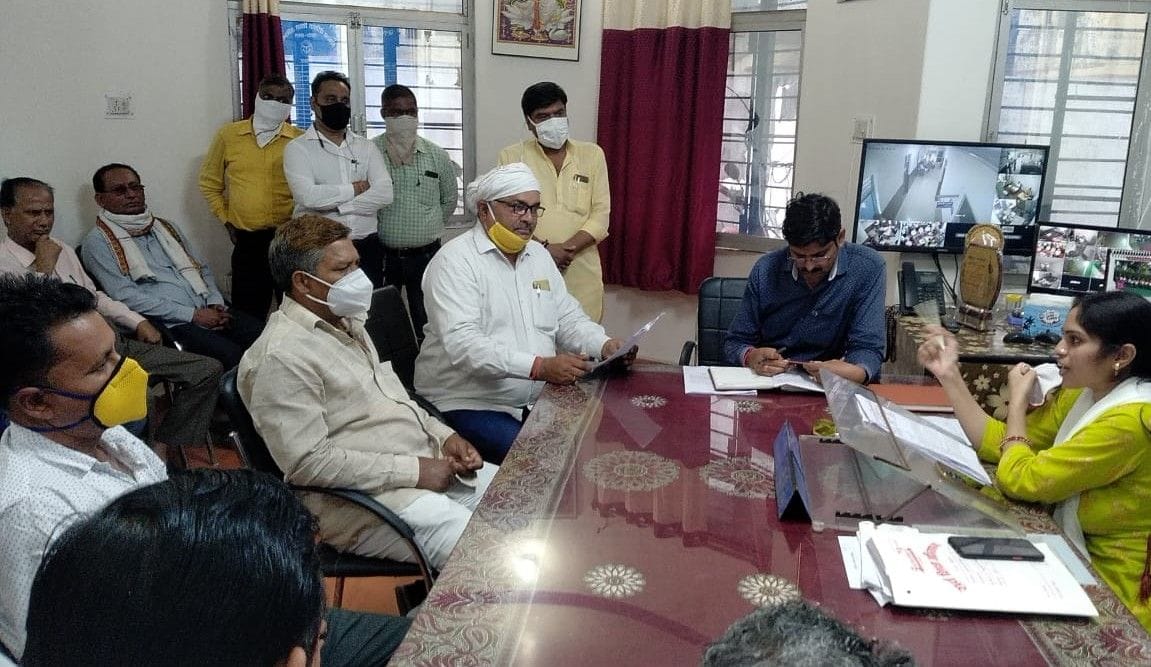 Hathras: Demand for redressal of problems by giving memorandum to BSA