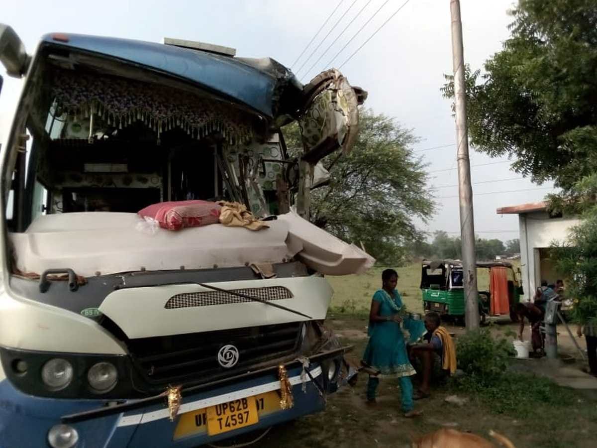 Road accident in sonbhadra in UP Bus collided with truck going to Prayagraj from Odisha 40 passengers injured
