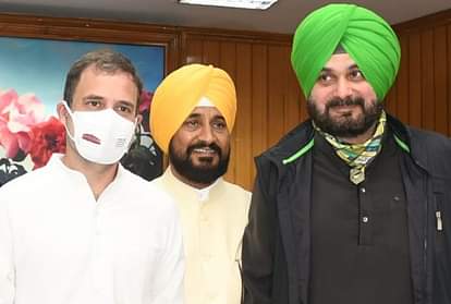 नवजोत सिद्धू और राहुल गांधी के साथ सीएम चरणजीत चन्नी।