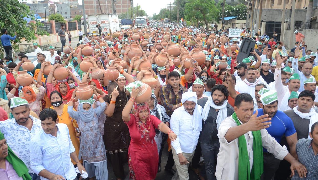When the police stopped the farmers from going to noida authority office, they broke boil pots in the middle of road