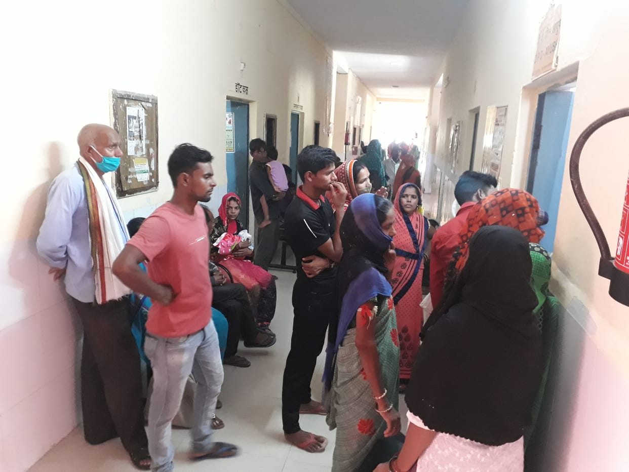 Four hundred patients suffering from fever reached the government hospital of kanpur dehat, ignoring the covid protocol
