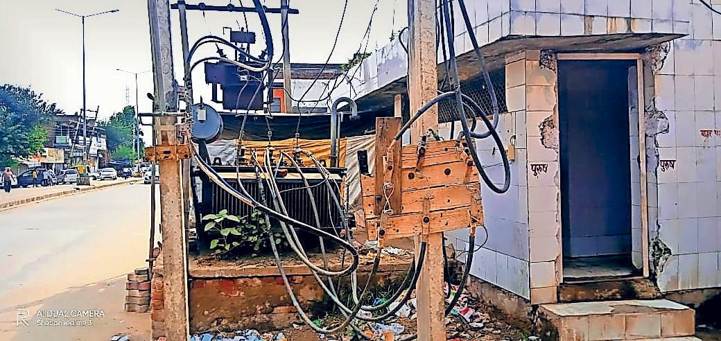 Fear of accident among people due to dilapidated electric wires