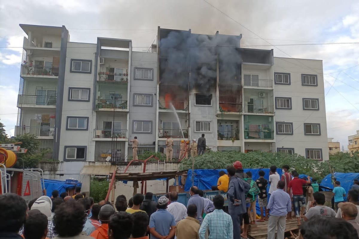 fire broke out due to leakage in gas pipeline in Bengaluru leaving two dead news in Hindi