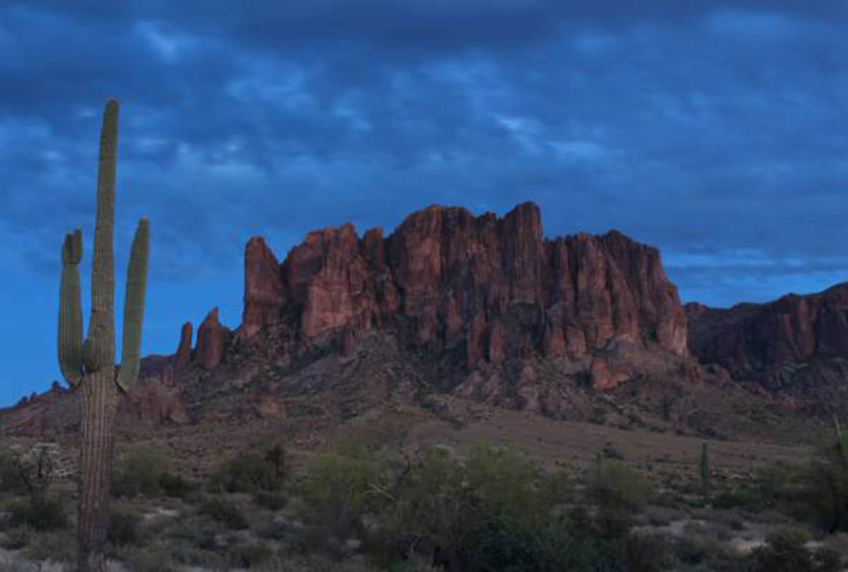 gold hidden between superstition mountains on arizona invite many to search for gold mines where no one could survive