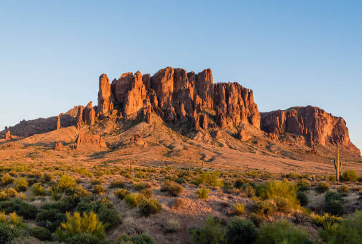 gold hidden between superstition mountains on arizona invite many to search for gold mines where no one could survive
