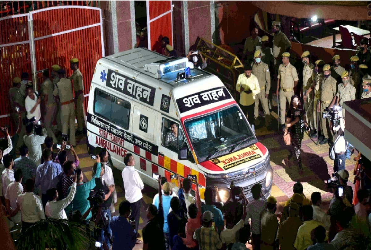 six page suicide note was found in the room question after what insult was mahant narendra giri hurt
