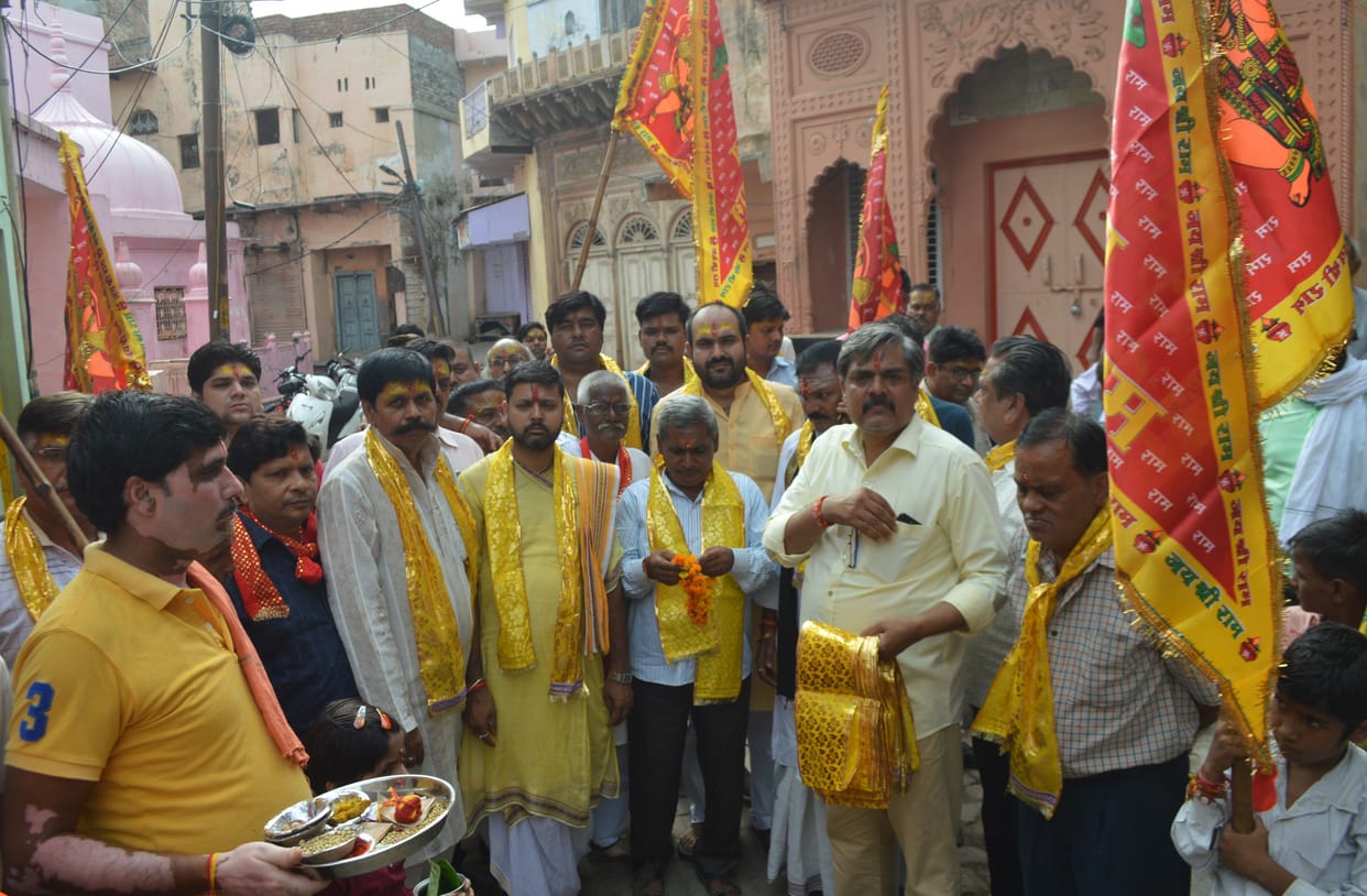 Hathras: After worshiping, the flags of Ramlila installed at the intersections