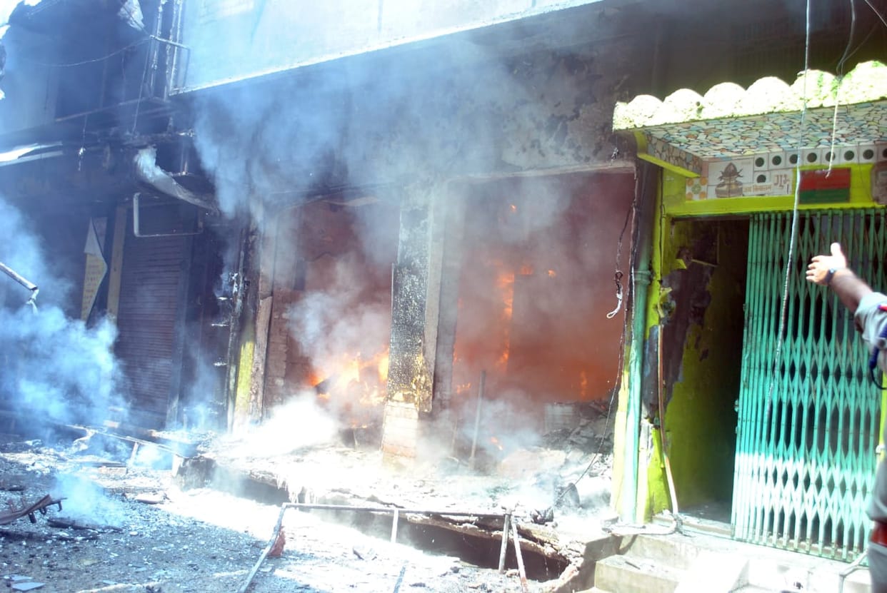 etawah news,Fire in four shops and three houses including Gun House