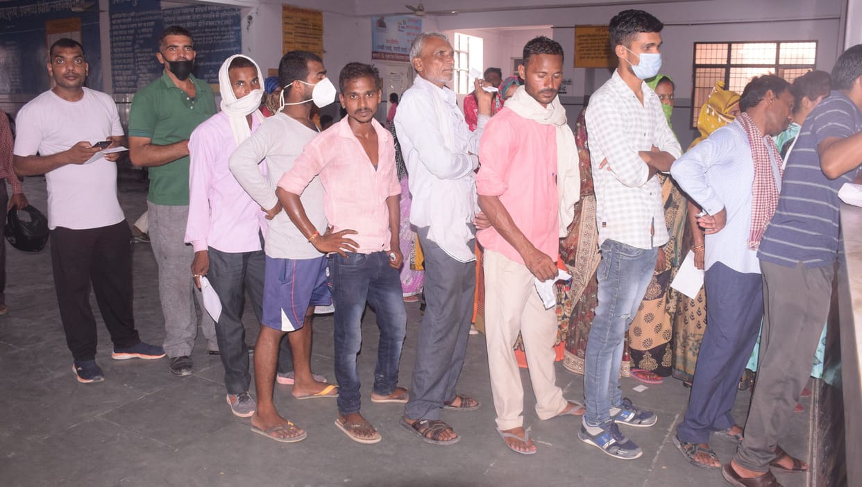 Now the health department has given these figures: only four deaths due to dengue and fever in Kanpur countryside