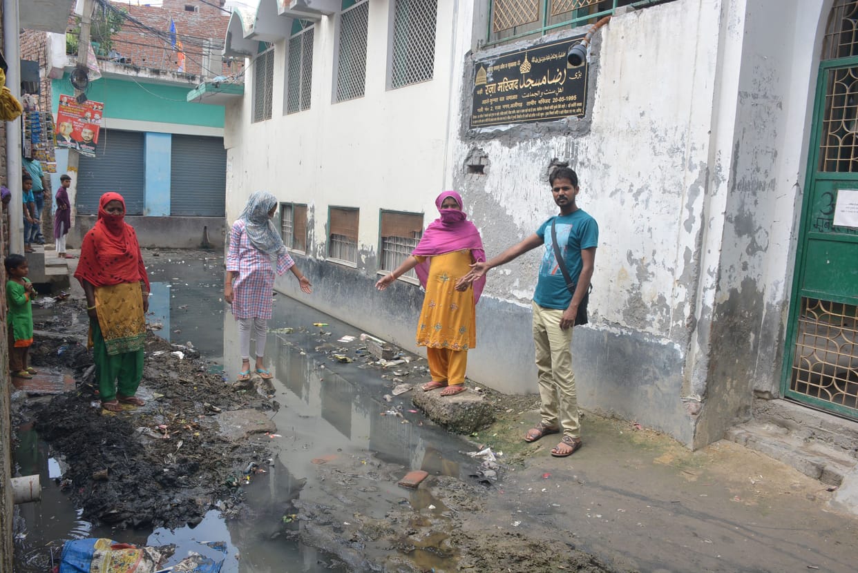 Aligarh: Neither calling relatives... nor children are able to go to school