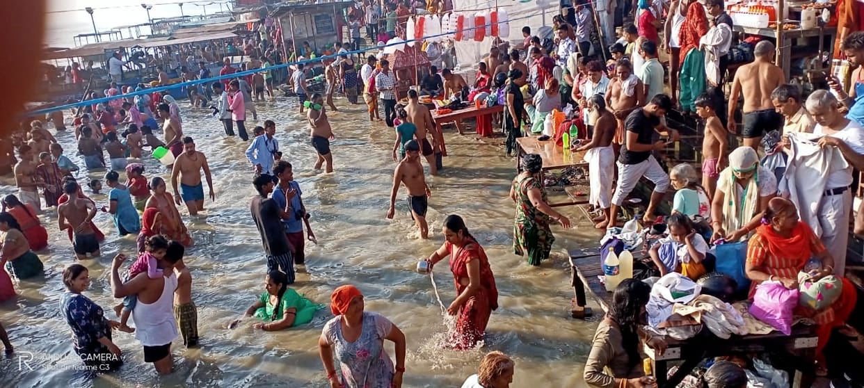 Thousands of devotees took a dip in the Ganges at Tigri, Brajghat on Purnima