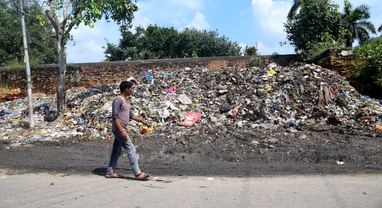 Temporary garbage house built on jail land spreading infectious diseases