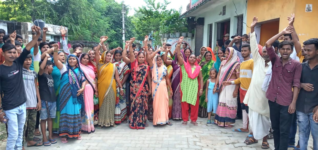 Women demonstrated against the problem of electricity and water