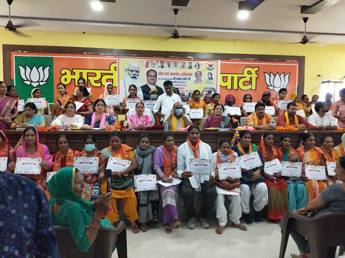 BJP Mahila Morcha honored Corona Warriors