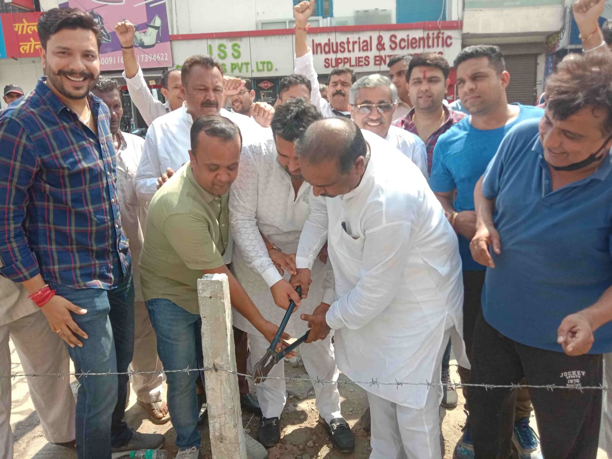 Traders furious at the start of parking fee, staged a sit-in