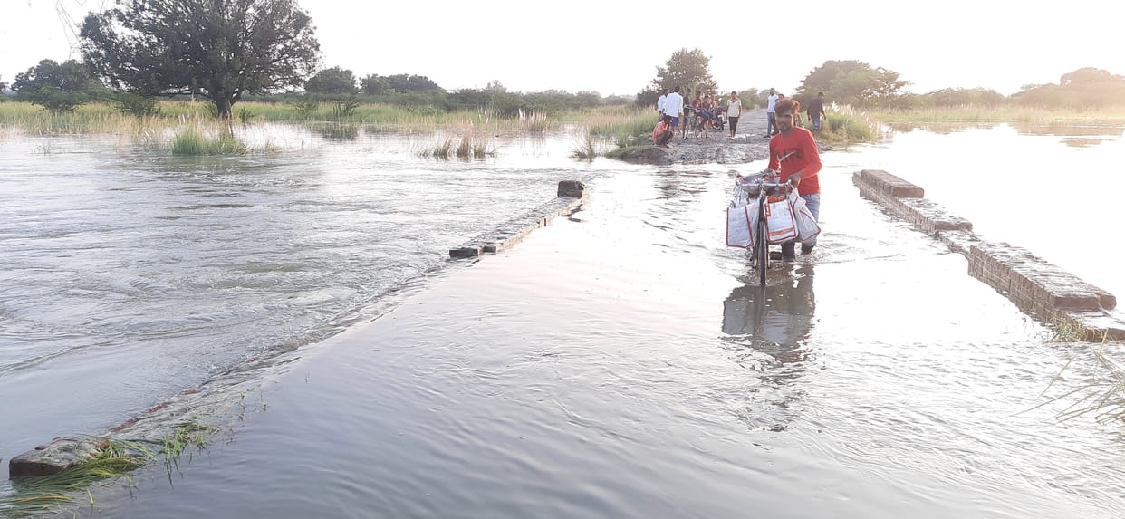 Siyari drain overflowed, water entered eleven villages, traffic stalled on Rasulabad-Auraiya road