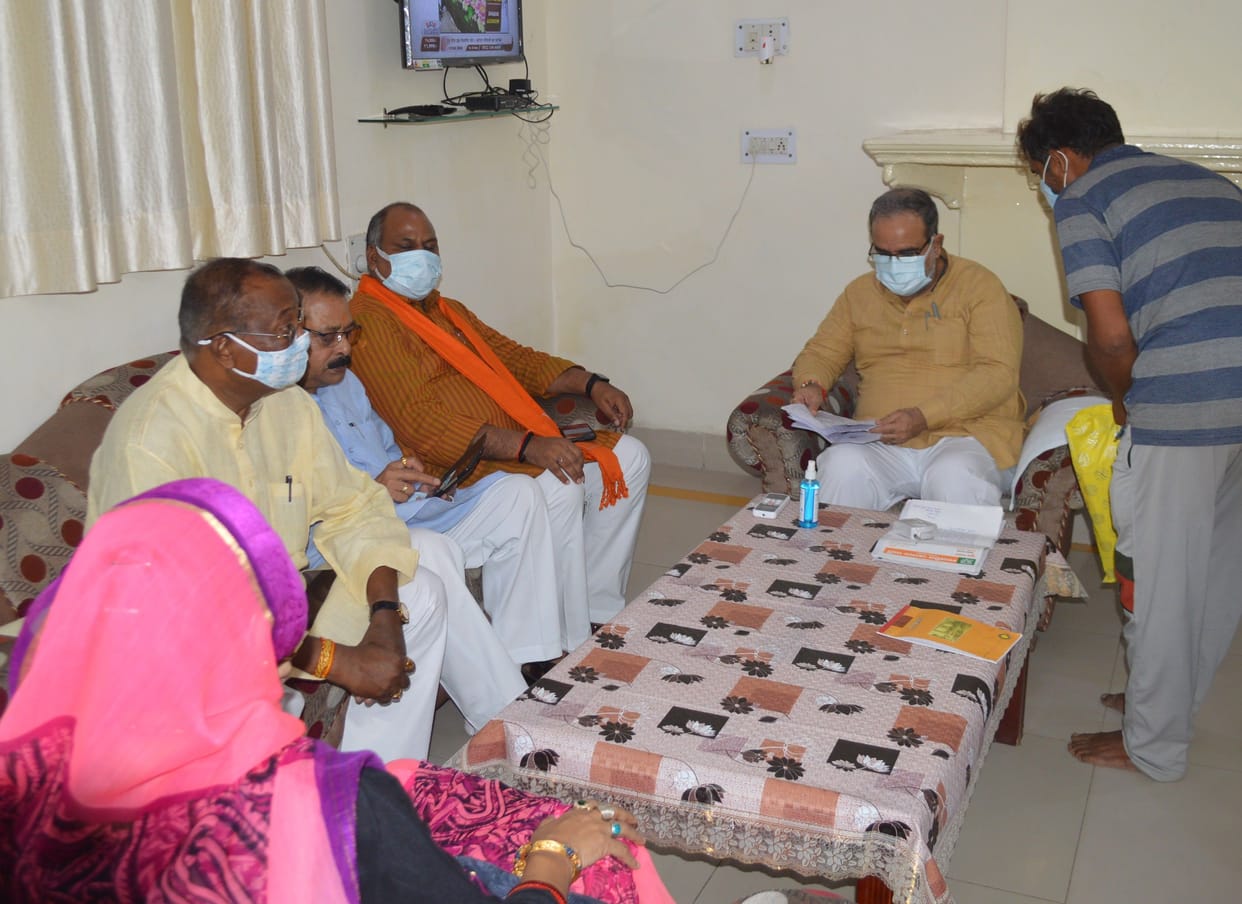Hathras: Public representatives complained to the minister in charge of many officers